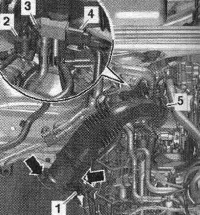 Адлучыць штэкерны раз'ём «1» расходомера паветра «G70». Выкруціць ніт «3» і вызваліць датчык ціску…