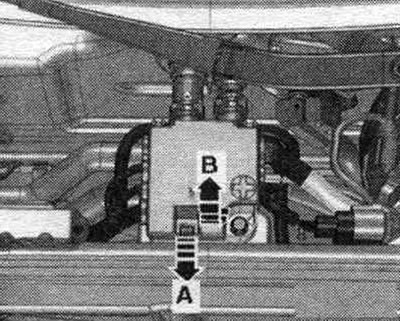 Разблакаваць фіксатар «стрэлка А» і адкрыць вечка «стрэлка Ў».
