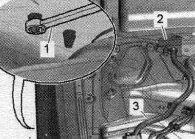 Разблакаваць фіксатары з аркі кола з дапамогай накидного ключа на 5,5 «паз. 1» і зняць кабельны…