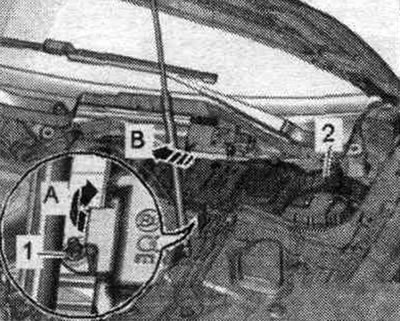 Адкруціць гайку «1» і нахіліць заліўны патрубак бачка стеклоомывателя трохі ўверх «стрэлка А».…