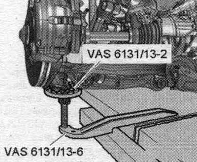 Усталяваць кандуктары з «VAS 6131/13» злева і справа на ніжнюю частку корпуса падшыпніка ступицы…