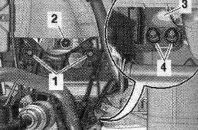 Адкруціць ніты «1, 2, 4» і адкласці ў бок крапежную пласціну «3» правай падушкі рухавіка.