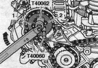 Utiahnite ozubené koleso rozvodovej reťaze ľavého vačkového hriadeľa pomocou adaptéra «T40062» a…