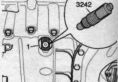 Завийте фиксиращия болт «3242» в отвора с въртящ момент от 20 Nm, ако е необходимо, леко завъртете…