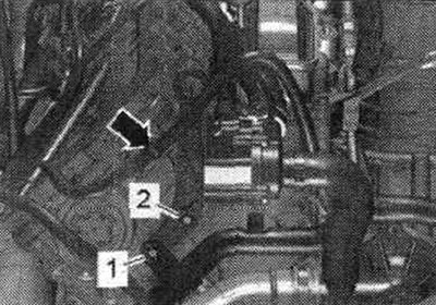 Развийте болтовете «1» и «2» на ушите на двигателя и помпата на радиатора на системата.…
