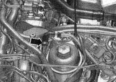 Разкачете тръбопровода за охлаждащата течност «стрелка». Разкачете електрическите конектори към…
