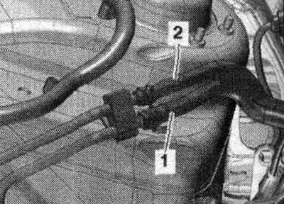 Демонтиране на прилагане(ций «1» и обратно «2» топливопроводы.
