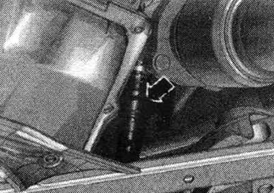 А/м зі штуцерним роз'ємом на лонжероні: Від'єднати шланг ОЖ, віджавши для цього затискну скобу…