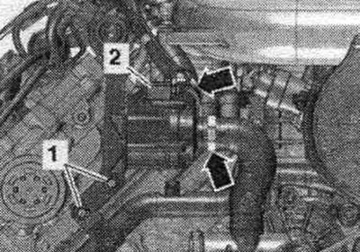 Адлучыць штэкерны раз'ём «2». Выкруціць балты «1». Пераціснуць шлангі з дапамогай заціскаў для…