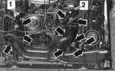Разхлабете водещите щифтове «1» и «2» на корпуса на двигателя. Разхлабете болтовете «стрелки» и…
