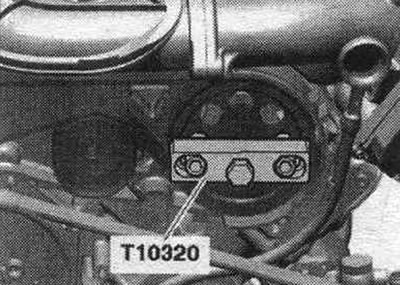 С помощта на скобата T10320 свалете ролката на ангренажния ремък.