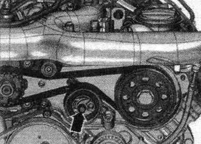 Докато държите ролката за опъване на ангренажния ремък в това положение, затегнете болта «стрелка».