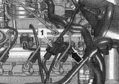 Свалете капака на двигателя. Извадете електрическия конектор «1» на ламбда сондата G39 от държача ѝ…