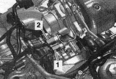 Извадете конектора «2» (оранжев) от сензора за температура на системата. рециркулация на…