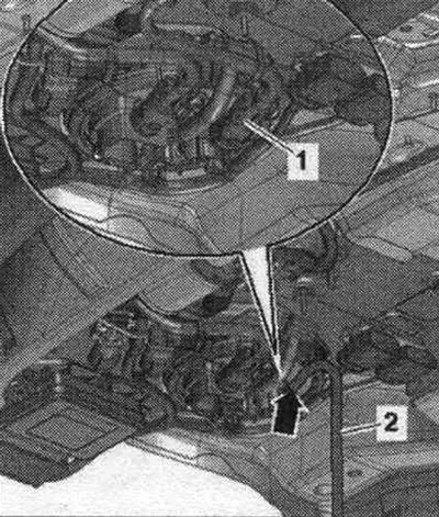 Поставете дренажна тава под отвора. Разкачете връщащата горивна линия «1» от опорния резервоар,…