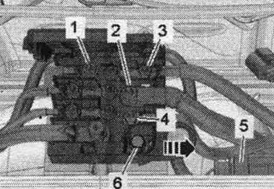 Адкруціць гайкі «1...4» правадоў. Выняць штэкернае злучэнне «5» з трымальніка і раз'яднаць яго.…