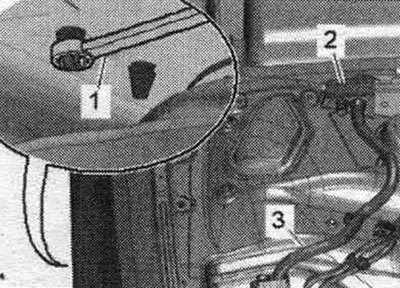 Разблакаваць фіксатары з аркі кола з дапамогай накидного ключа на 5,5 «паз. 1» і зняць кабельны…