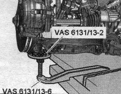 Усталяваць кандуктары з «VAS 6131/13» злева і справа на ніжнюю частку корпуса падшыпніка ступицы…