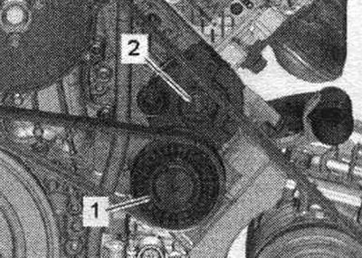 Скините поликлинасти каиш са затезача. Одврните вијак «2», уклоните затезни елемент «1»…