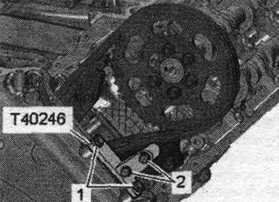 Причврстите носач «T40246» као што је приказано на слици.