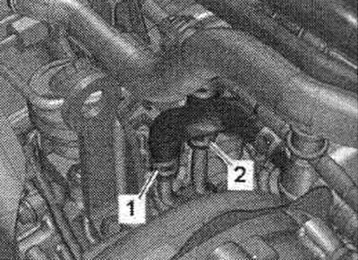 Ліва ГБЦ: Зняти шланг ОЖ, послабивши шланговий хомут «1». «Поз. 2» не враховувати.
