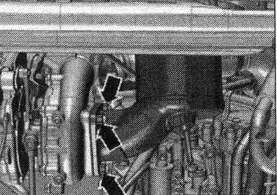 Odkręć nakrętki strzałkowe i wyjmij filtr cząstek stałych z turbosprężarki.