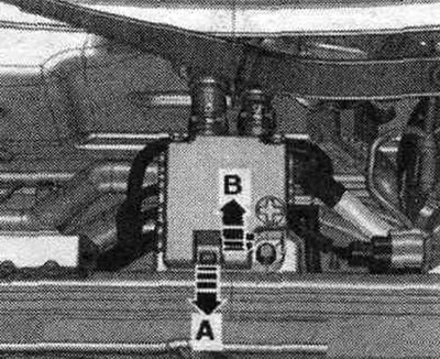 Разблакаваць фіксатар «стрэлка А» і адкрыць вечка «стрэлка Ў».