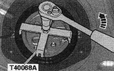 Адкруціць накідную гайку ключом для накідных гаек «Т40068 А» «стрэлка». Пры адкручванні накидной…