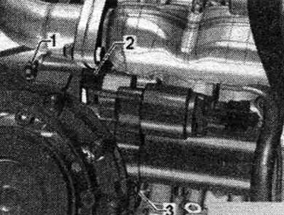 Поставете двигателя към скоростната кутия и затегнете болтовете «6...11», свързващи…