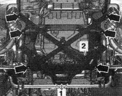 Odstráňte skrutku «2» hydraulického potrubia posilňovača riadenia. Odstráňte skrutky «1» a «šípky»…