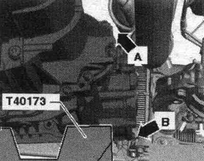 Odskrutkujte zostávajúce skrutky «7...10» spájajúce motor/prevodovku. Prevodovku zatlačte smerom od…