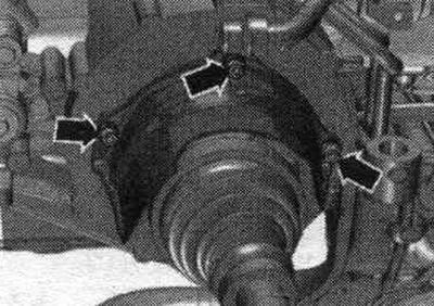 Dokręć śruby osłony termicznej wału napędowego momentem 23 Nm.