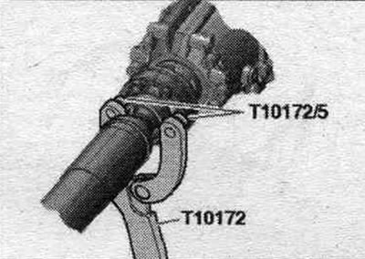 Secure the driveshaft against rotation using the «T10172» stop and the «T10172/5» adapter. For…