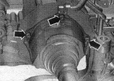Развийте болтовете със стрелки и свалете топлинния екран на десния задвижващ вал. За по-добро…