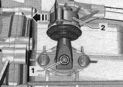 Уключыць 6-ю перадачу, для гэтага атрымаць вал пераключэння «1» і пераключыць рычаг КП «2» наперад…