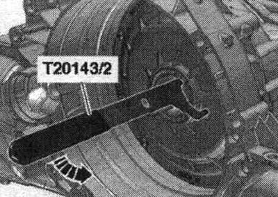 КП замацавана на фіксатары рухавіка і КП «VAS 6095». Зняць махавік. Зліць ATF. Выняць манжэтнае…