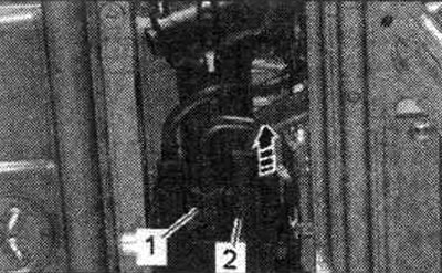 А/м з эл. мех. узмацняльнікам руля: Адлучыць штэкерны раз'ём «2» блока кіравання ўзмацняльніка руля…