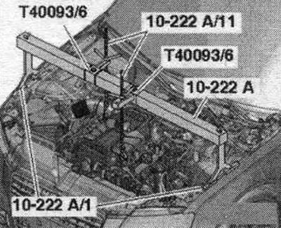 А/м з рухавіком 3,0 л TFSI: Усталяваць траверсу «10-222 А» з адаптарам «Т40093/6» на кубкі левай і…