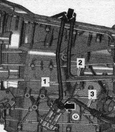 А/м з магістральным фільтрам ATF: Вывярнуць ніты «стрэлкі» і адлучыць магістраль ATF «1» ад КП.…