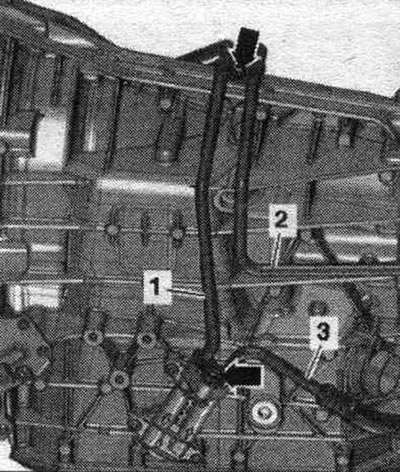 Падвязаць уверсе магістралі ATF «1» і «2». «Паз. 3» не ўлічваць. Адкрытыя магістралі і патрубкі…