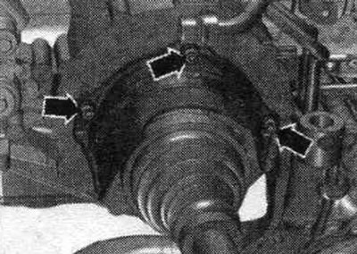 Выкруціць балты «стрэлкі» і зняць цеплаізаляцыйны шчыток правага прываднага вала. Адкруціць левы і…