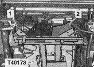 Nainštalujte zdvihák hnacieho ústrojenstva s pripraveným držiakom prevodovky «T40173» pod…