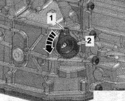Развийте болт «1». Завийте штекерную колодку «2» обратно на часовниковата стрелка «arrow» и го…