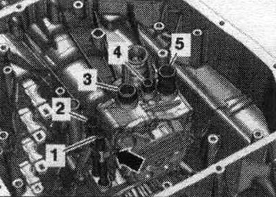 Сменете мехатронните О-пръстени и болтове. Не огъвайте скобата на ATF тръбопровода. Развийте болта…