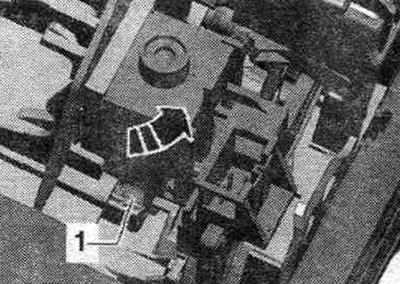 Нахіліць магніт блакавання селектара АКП «N110» «у кірунку стрэлкі» так, каб шаравая галоўка «1»…
