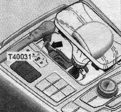 С помощта на глухия ключ T40031 разхлабете болта на жилото за избор на автоматична трансмисия с 1…