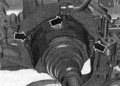 Обърни се (ако е налично) болтовете «стрелка» и свалете топлинния екран на десния задвижващ вал.…