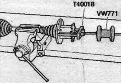 Csavarja be a VW 771 szerelőszerszámot a T40018 vagy T40084 szerelőszerszámba. Az ábra az AAR 3300i…