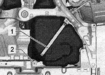 Applies to left side spar shaft only. Tighten clamp «1» again. Tighten bolt «2» only by hand.