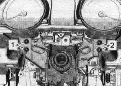 Затегнете винтовете «1 и 2» се кръстосват момент 20 Nm. Затегнете винтовете «1 и 2» с помощта на…